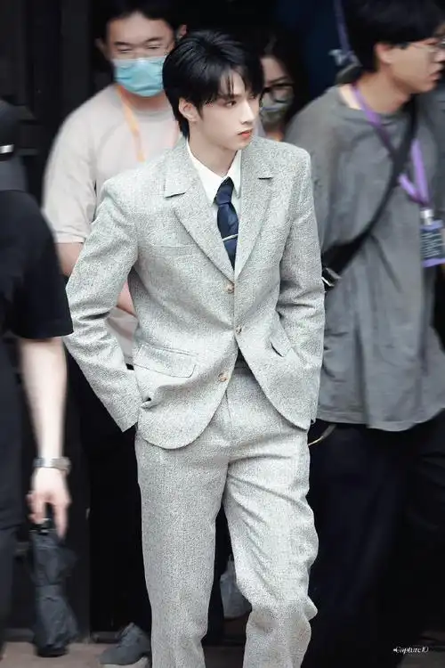 刘耀文萌探探探案灰色西装路透##刘耀文萌探探探案上班路透