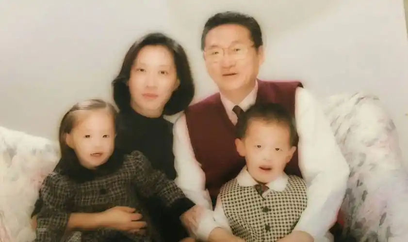 值得一提的是,李谌的母亲王小屯,比李敖小了30岁.