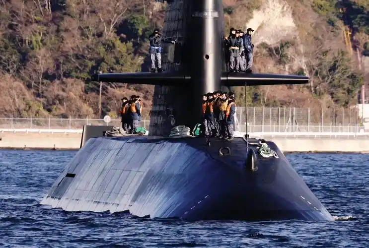 实拍小日子亲潮级潜艇连续进港! ! !