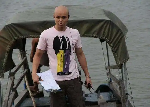 46岁乐嘉大气秀肌肉!赤裸上身皮肤发亮,穿白色紧身裤对比强