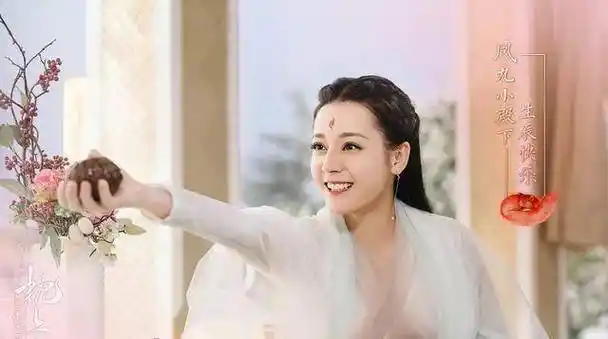 "不知为何,有眼泪自眼角滑落,滴在爪心的佛铃花上,像是从残花的缺口溢