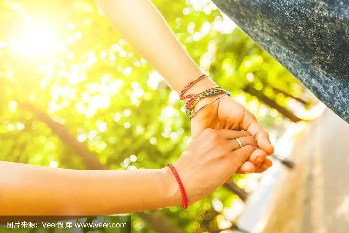 两个女孩在公园牵手