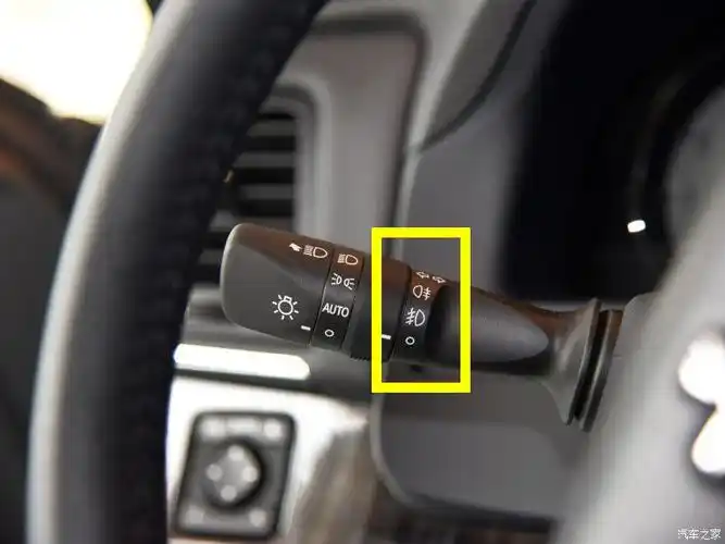 展开全部 画黄框的就是雾灯的开关!