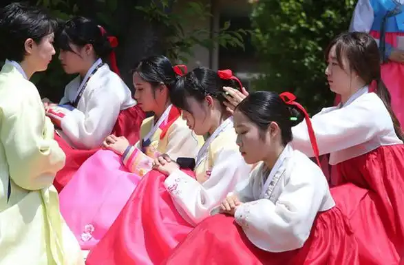 韩国大学生穿韩服举行成人礼 -新闻中心-杭州网