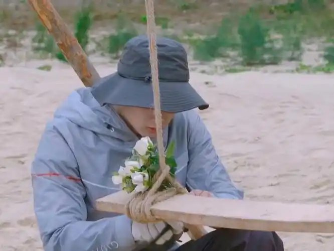 宋亚轩刘耀文双人海边秋千##宋亚轩刘耀文和海滩爱心同框##宋亚轩要