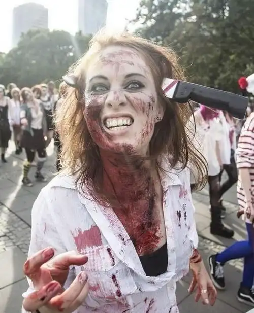 波兰街道一大波丧尸来袭,场面相当血腥恐怖!