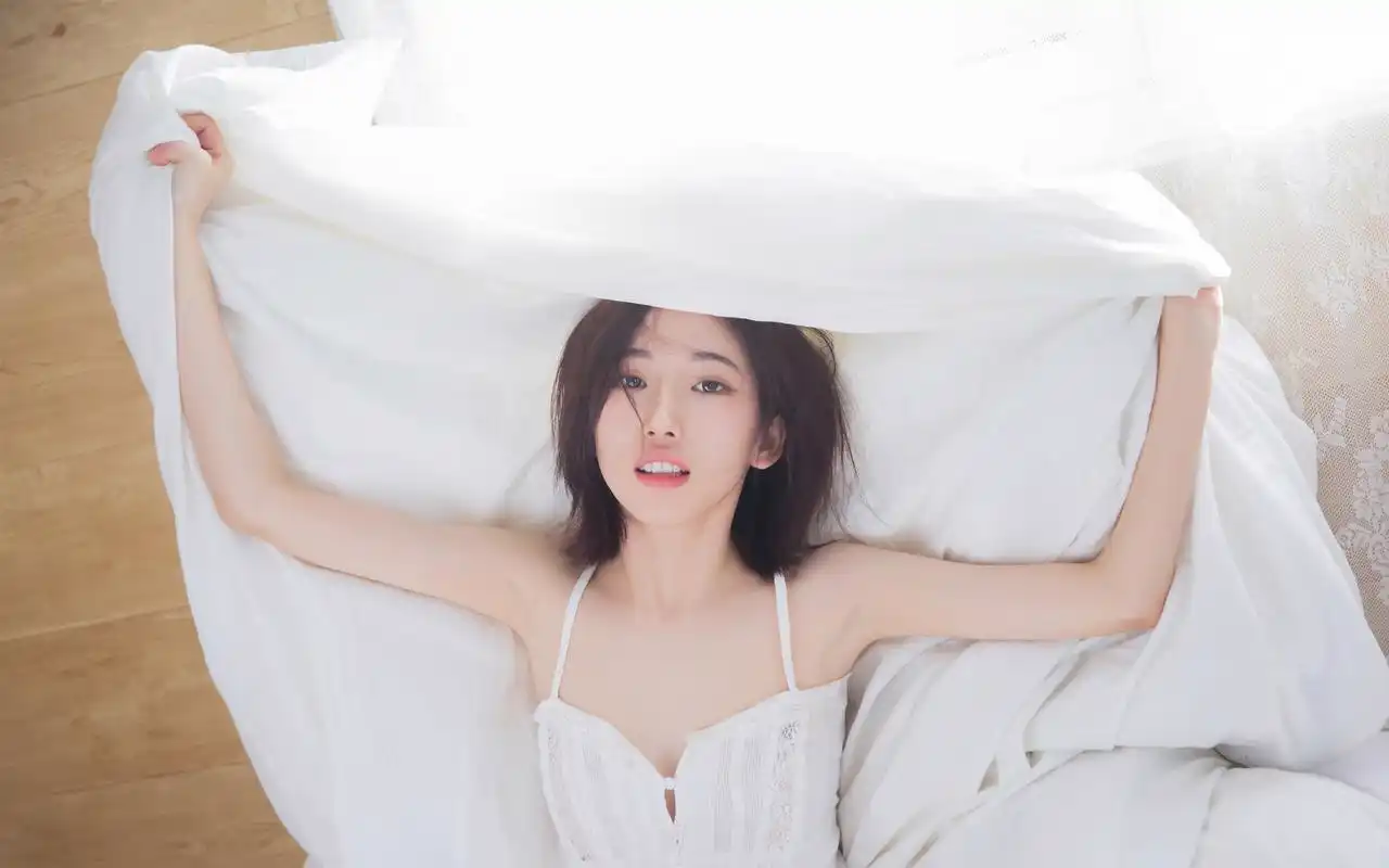 大胆性感美女吊带装私房诱人写真图片壁纸