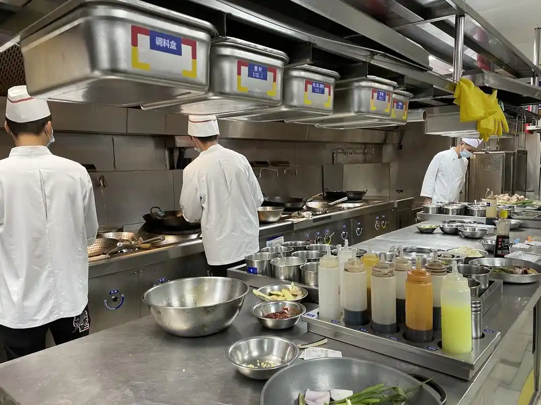 疫情期间点外卖安全吗记者走进后厨一探究竟