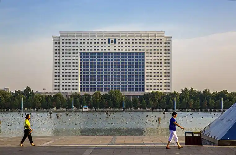 洛阳市政府办公楼及开元湖.