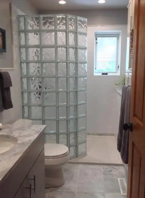 玻璃砖不光有颜值,还有实力,用在卫生间做隔断,圈了一大波粉!