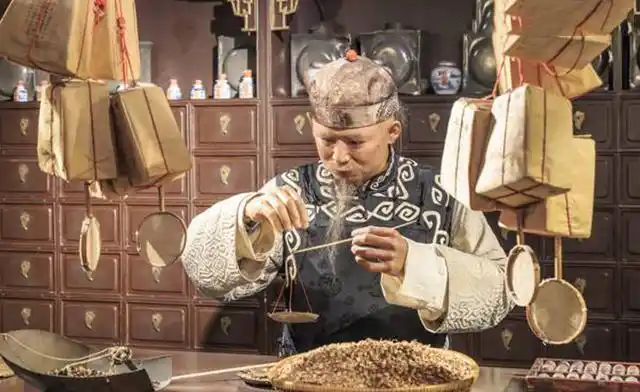 康熙皇帝身患怪病难倒太医小药铺治病有功成为百年名店