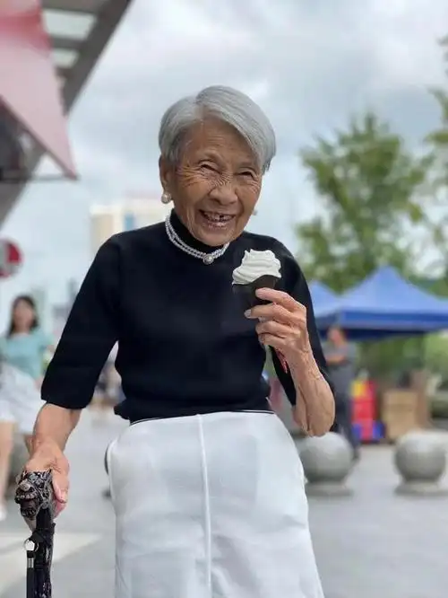 88岁乡村奶奶被孙媳妇拍成"超模",而她的穿搭,比年轻人还时髦