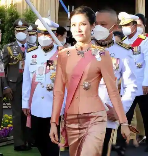 39岁诗妮娜贵妃甜蜜同框照曝光或盼君主感念旧情明媚依旧