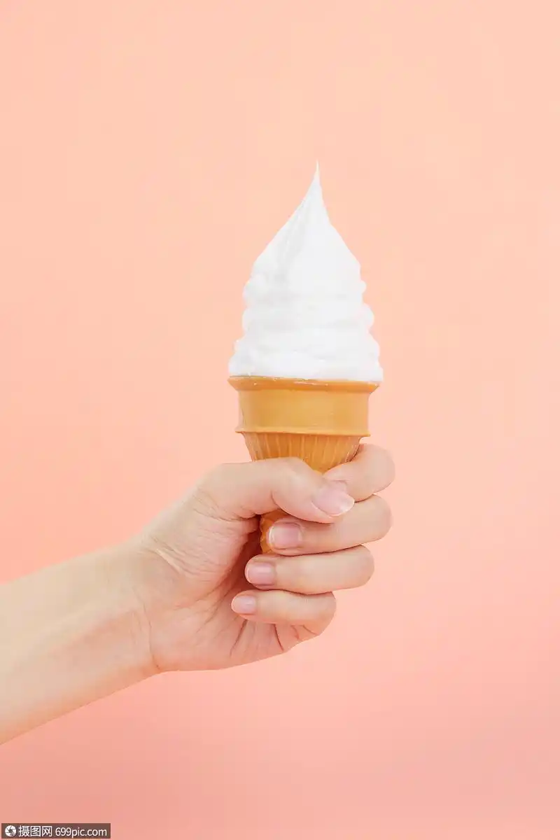 手握奶油原味冰淇淋甜筒