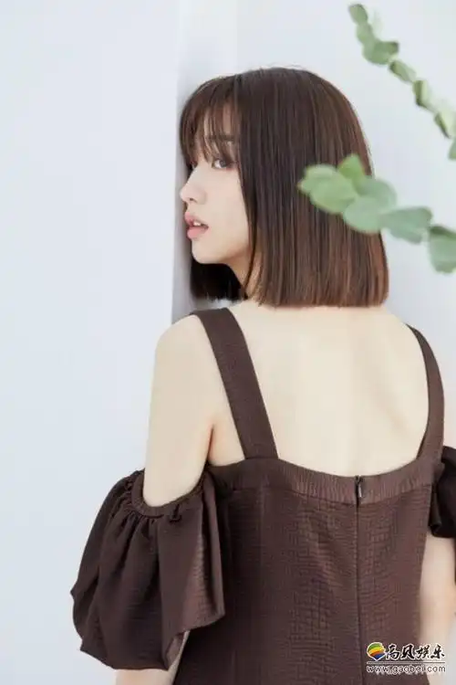 朴河宣为某杂志最新一期拍摄写真照,干练率性风格清爽短发吸引粉丝