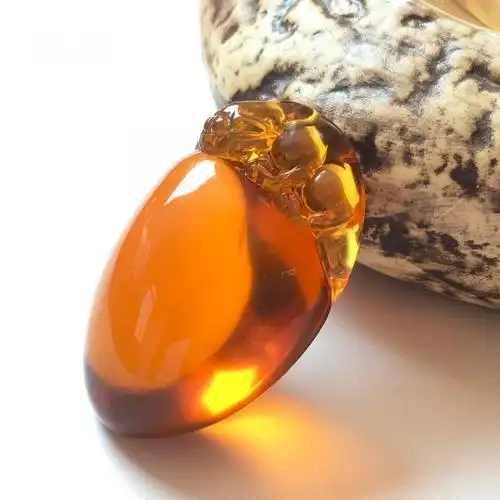 天然缅甸琥珀灵猴献寿吊坠