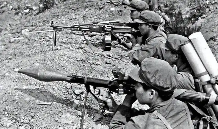 他当即做出手势示意火箭筒手邓祖林射击敌方工事,奈何邓祖林连发两弹