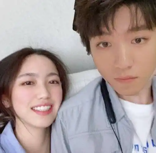 有种p图大佬叫粉丝,躺王俊凯肩膀还好,看到肖战:几个菜啊喝这样_开心