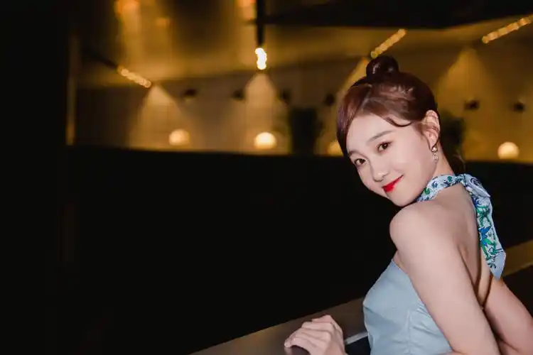 李子璇丸子头性感俏皮图片23