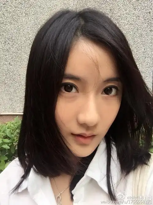 组图清华校花彭菲茗变身车模尽显女神气质