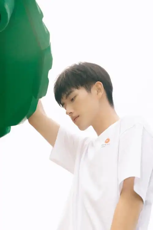 安踏全球代言人陈飞宇