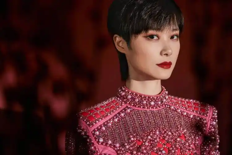 李宇春虎年春晚舞台造型释出 涂红唇气场飒 _q&get 新奇网