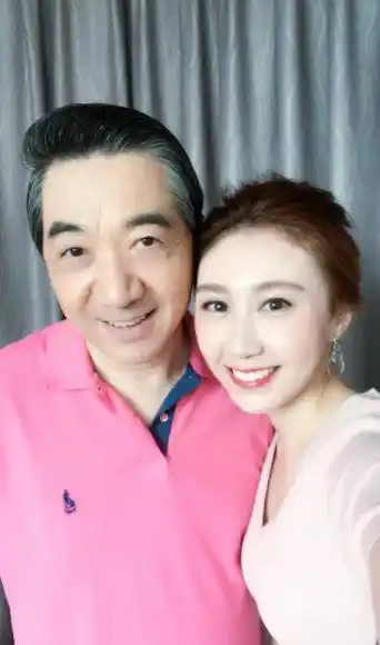 现在的水均益生活还是很幸福的,和女子杨迪以及孩子一起生活,大女儿也