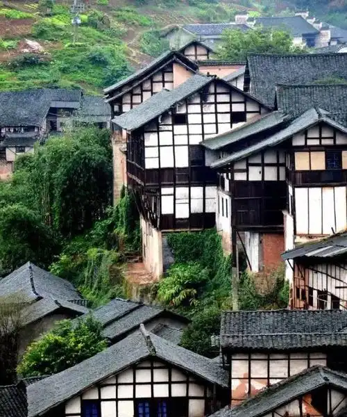 历史久远的干栏式建筑四川早期民居的主要类型为干栏式建筑.