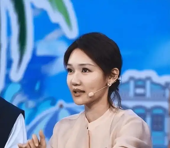 看到湘妹子龙洋的素颜不得不佩服春晚化妆师的鬼斧神工