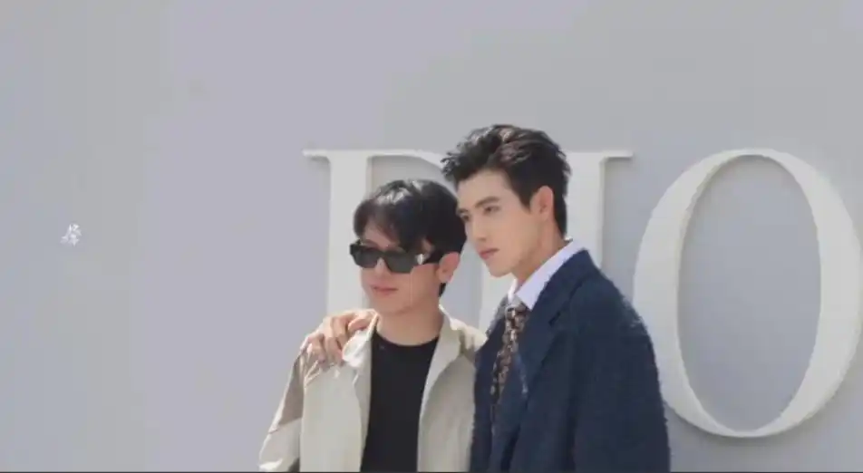 陈凯歌两儿同框时装周,哥哥穿厚底鞋拍照显心机,颜值不如弟弟高