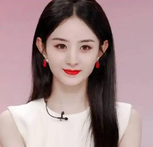 刘海的造型,憨厚可爱,尽管脸上有特效遮盖,却依旧不难看出她与赵丽颖