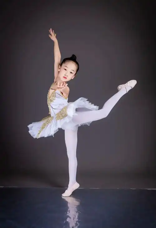 舞蹈写真 #骗你生女儿 #学舞蹈的女孩 学了四年舞蹈,第一 - 兑趑