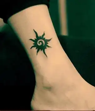 有人知道以下这个像太阳一样的纹身图腾代表什么含意吗?