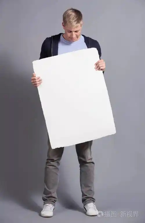 高兴的男人举着白色的空白招牌.照片-正版商用图片2odus6-摄图新视界