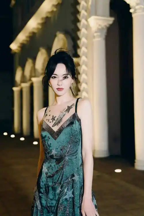 女星唐嫣时尚造型:甜美优雅,靓丽高贵