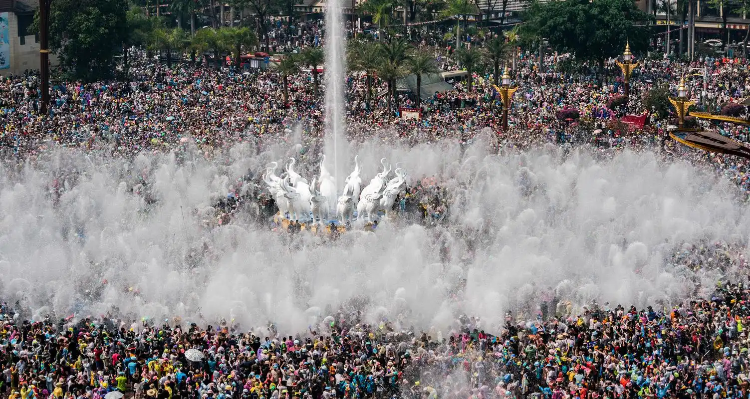 (社会)西双版纳:万人欢度泼水节
