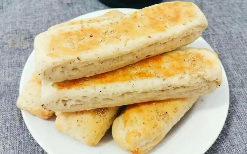 椒盐发面饼,我家经常端上餐桌的面食,又软又香,制作简单