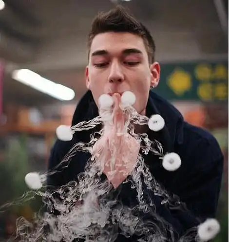 美国男子精通花式吐烟技巧 水母和三角形状应有尽有