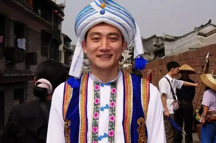 布依族服饰多为青,蓝,白等色.