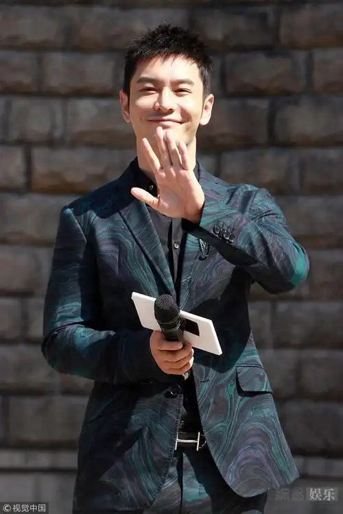 黄晓明似走出股票风波笑容满面