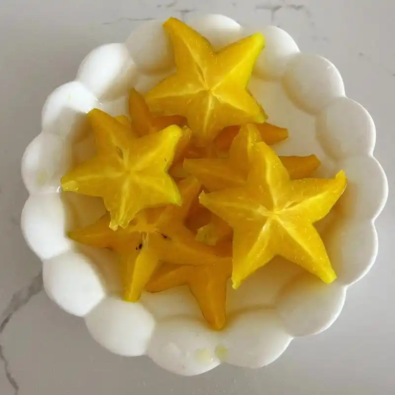 初见杨桃,是幼年电视机广告里,一颗颗五角星摆放盘中,黄澄澄很