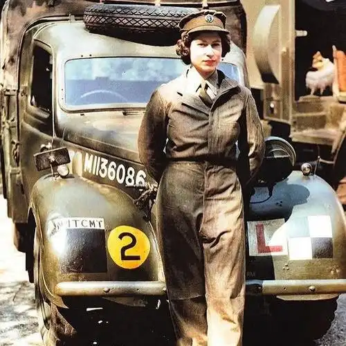 英国女王也曾是娘子军!穿军装配大红唇气质大变样,这次帅到我了