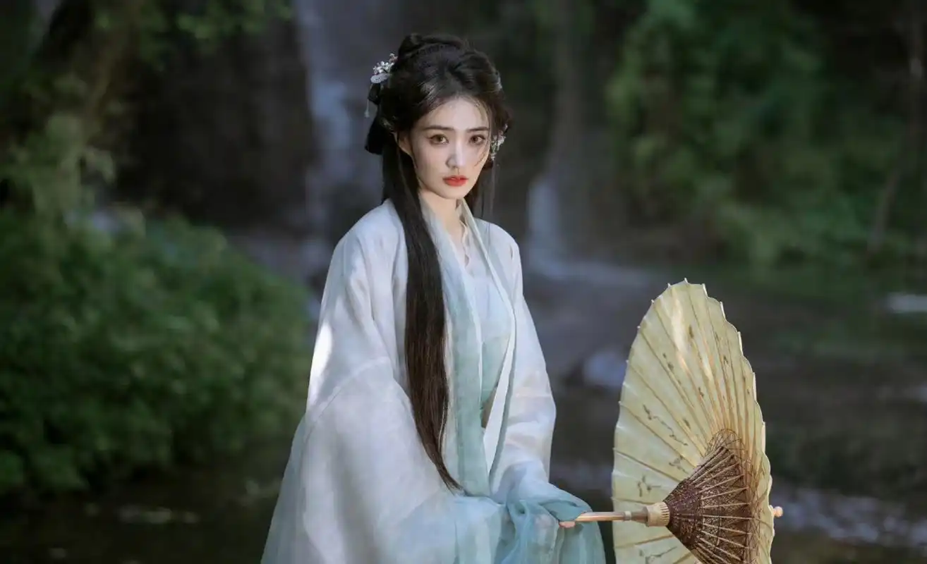 穿古装的徐璐像仙女一样,秋风吹动着她的发丝,飘飘欲仙,看她像精灵一