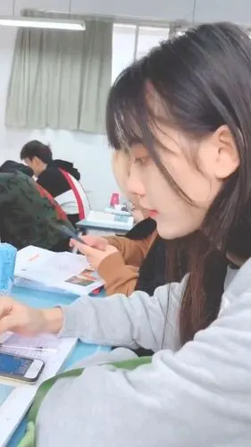 大学生上课晒出"左右"同桌,网友看了都失控了:皇帝待遇