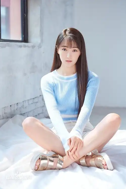 清新甜美明媚照人新进演员吕艳