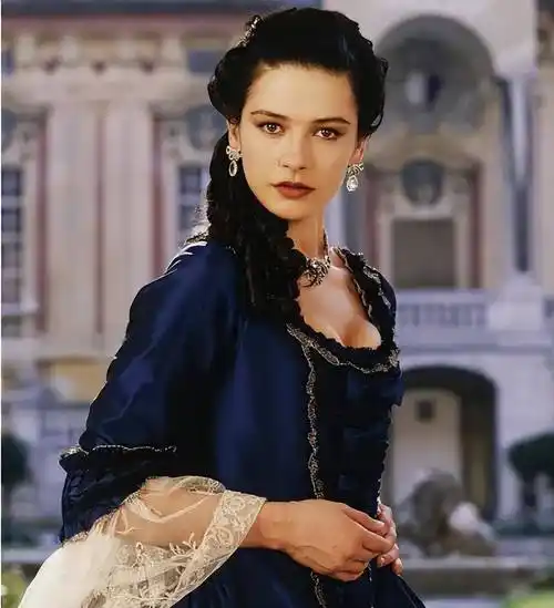 10:57泽塔琼斯的女儿可比小时候漂亮多了,但气质还是不及妈妈年轻时