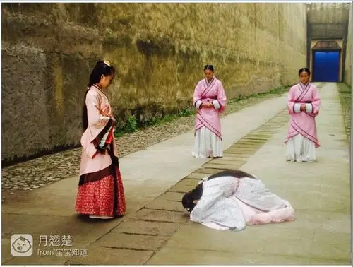 不当的模仿应早制止,女儿学来的动辄跪拜的礼 发人深思