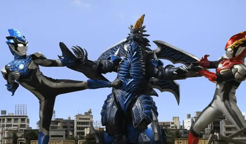 变成暗剑迪玛伽后实力大增,其头部后面长出两只角,两腕拥有巨大的剑刃