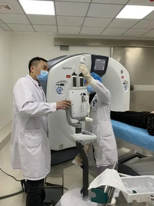 检查前准备--连接高压注射器并抽取造影剂