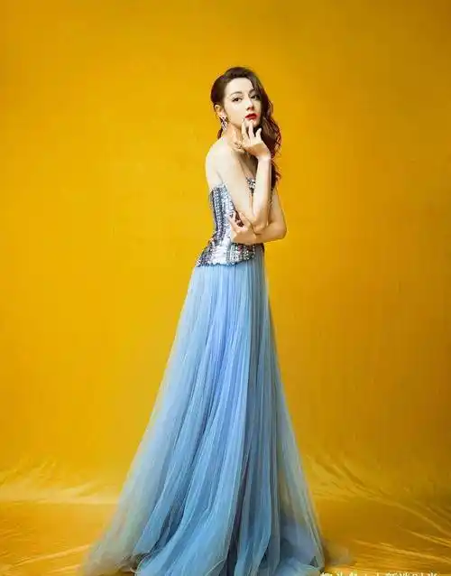 迪丽热巴真是甜美脸蛋,火辣身材,穿吊带连衣裙藏不住的凹凸感_时尚
